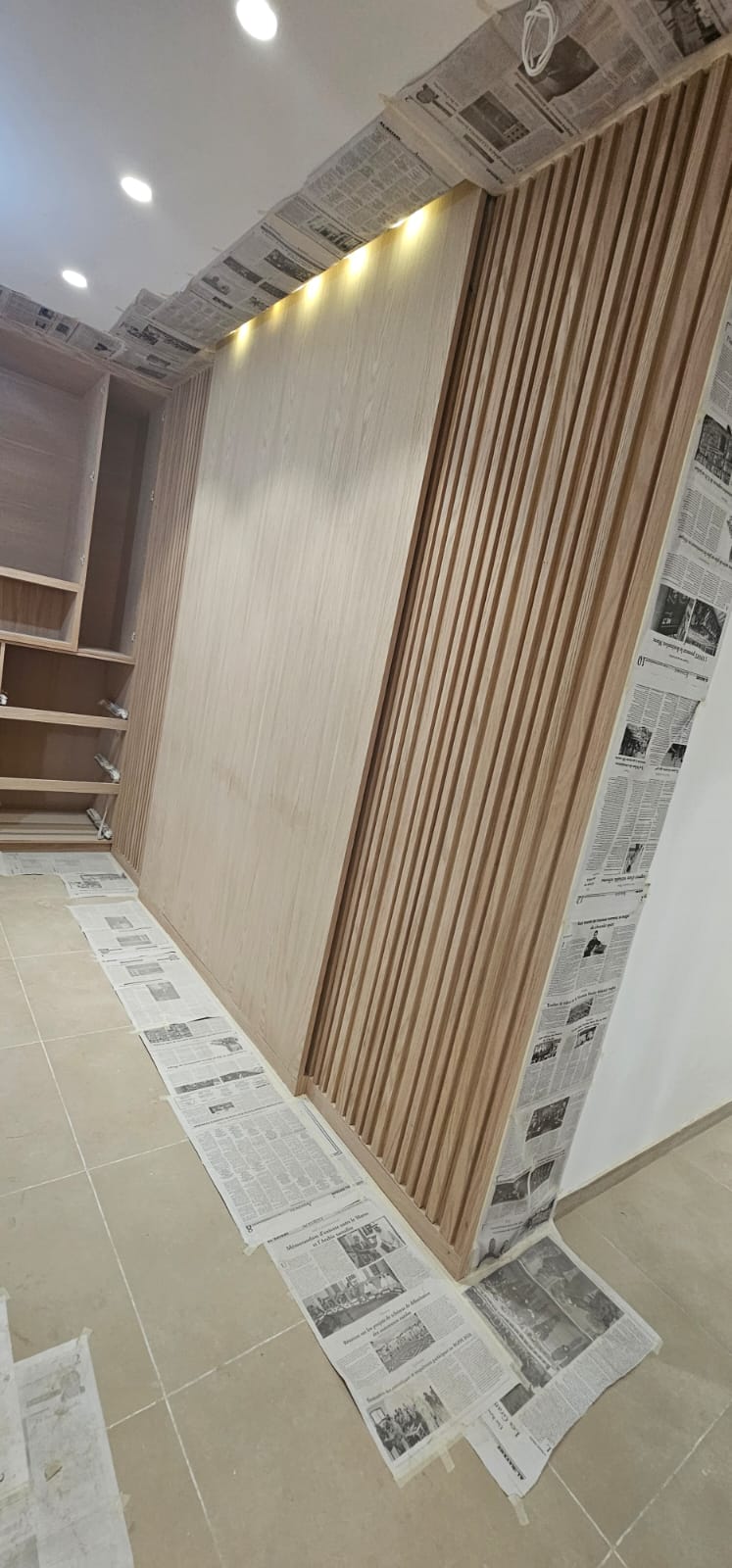 Chantier MYTH Design, pose de papier peint et menuiserie sur mesure